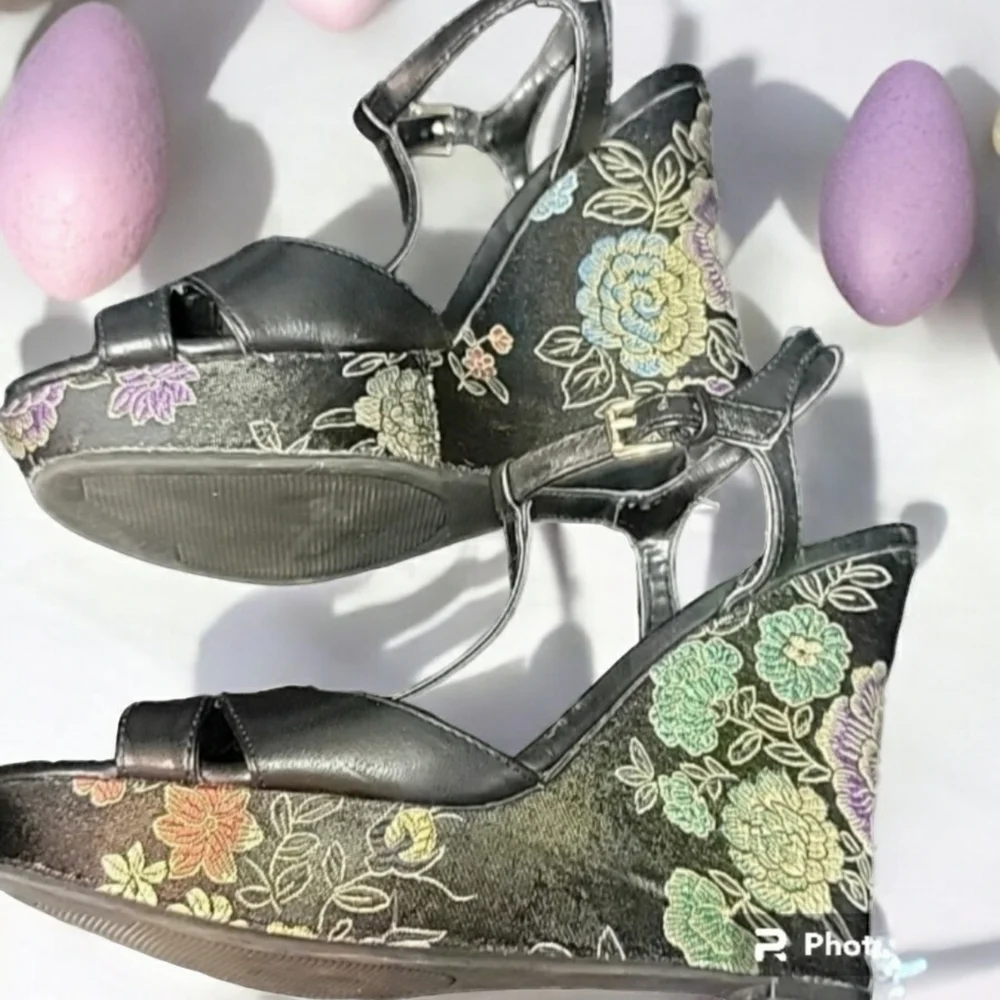 Guess woman's size 8 High heeled sandles